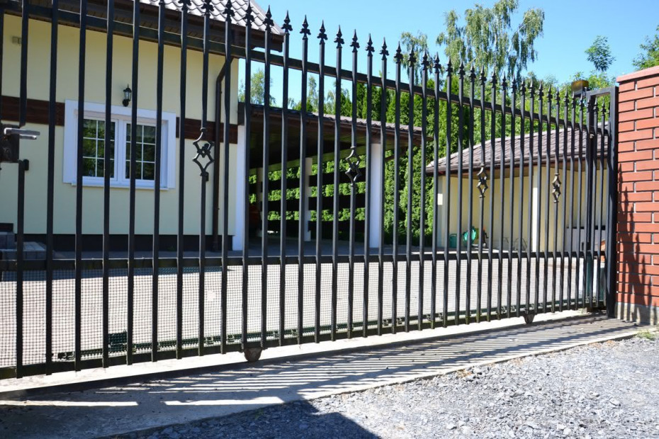 Joanna i Mariusz - Członkowie Klubu Budujących Dom, bramę wjazdową użytkują od 2005 r.