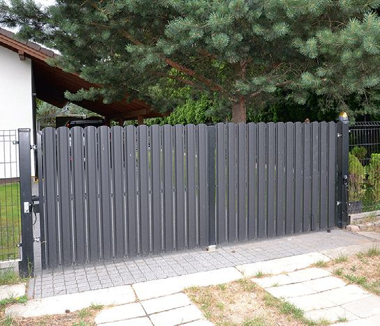 Iwona i Zygmunt – Członkowie Klubu Budujących Dom, ogrodzenie stawiali w 2017 r.
