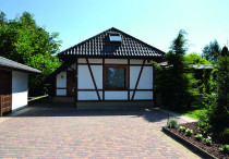 Krzysiek - Członek Klubu Budujących Dom, nawierzchnię z kostki betonowej ułożył w 2014 r.