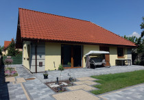 Wzniesiony własnymi rękami z pustaków styropianowych