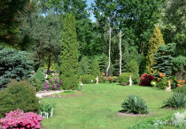 Z różanecznikami i posągami