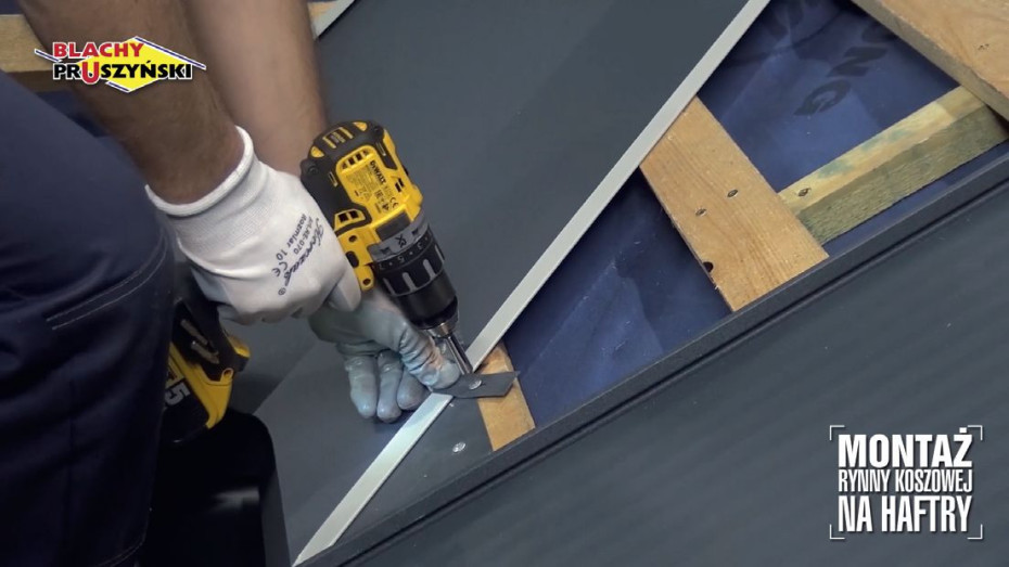 Filmy szkoleniowe - montaż panelu dachowego na rąbek