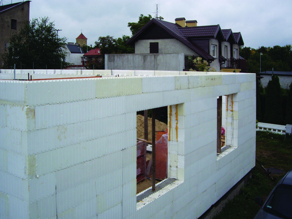 Jola i Krzysiek - Członkowie Klubu Budujących Dom, ściany stawiali w 2011 r.