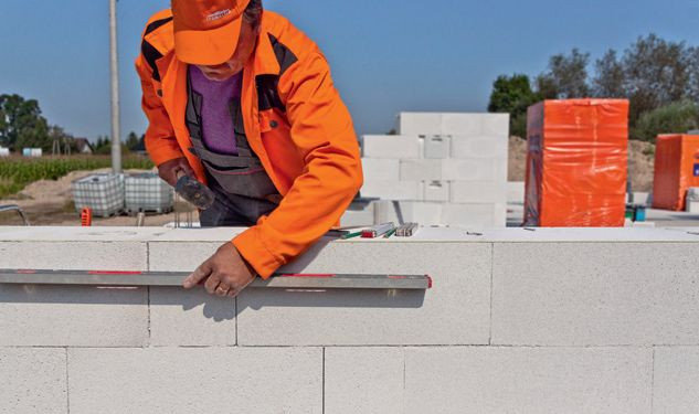 Poradnik nie tylko dla wykonawcy: jak wznieść ścianę jednowarstwową z betonu komórkowego?