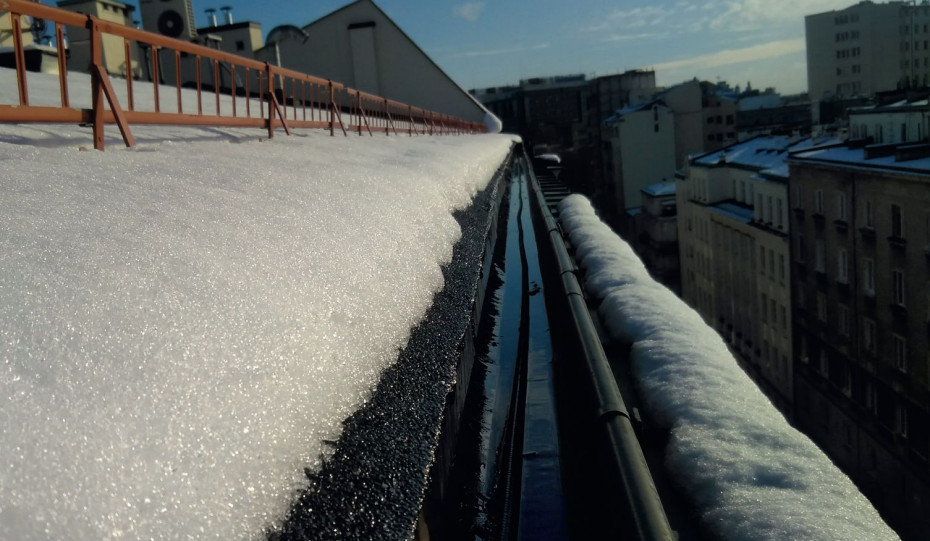 Dlaczego powinniśmy chronić dachy i rynny zimą?