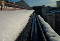 Dlaczego powinniśmy chronić dachy i rynny zimą?