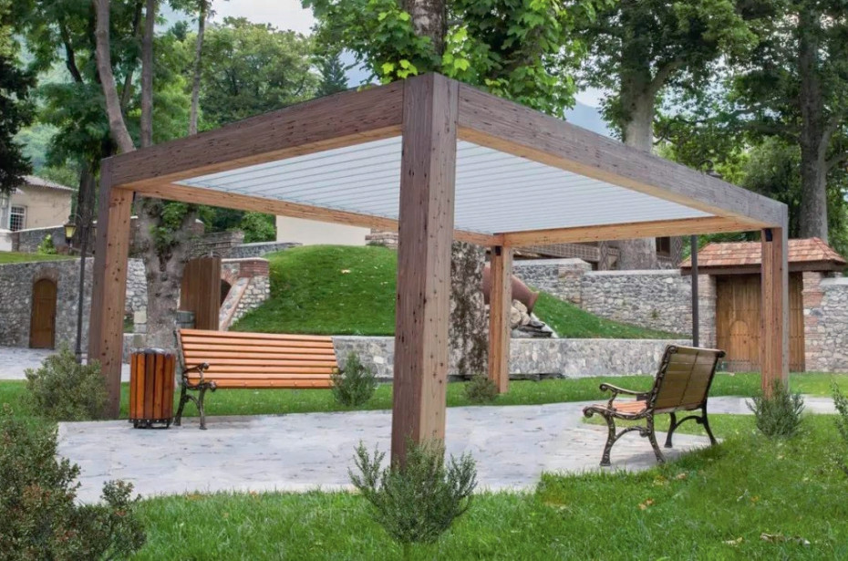 Pergola na tarasie ‒ drewniana czy aluminiowa?