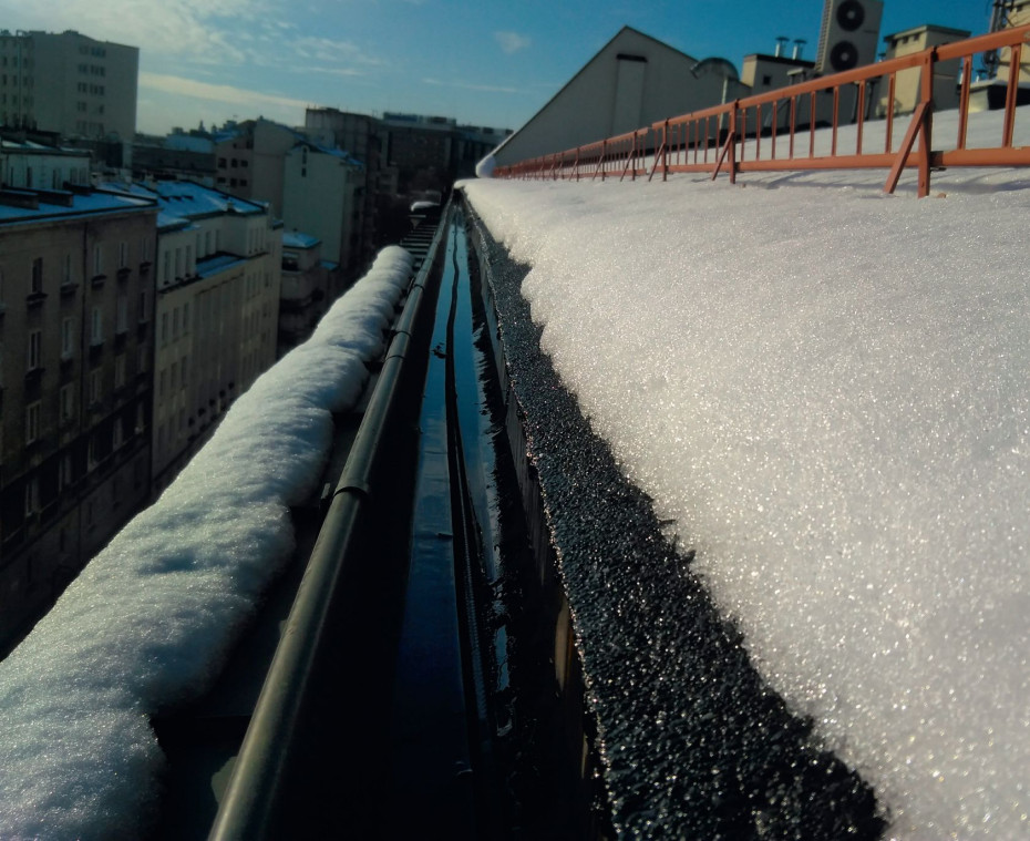 Czy elektryczny system grzewczy chroniący dachy i rynny w zimie to dobry wybór?