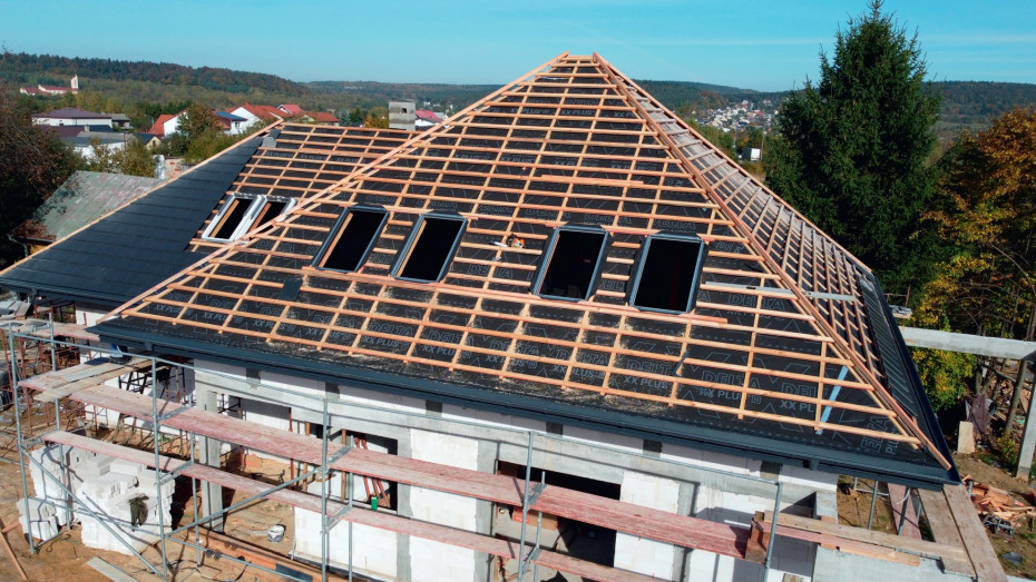 Energooszczędny i wytrzymały dach – jak membrany ochraniają konstrukcję?