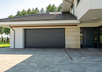 Wejście do domu i wjazd do garażu