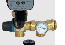 Zespół mieszający do ogrzewania podłogowego z pompą i zaworem trójdrożnym do belek rozdzielaczy