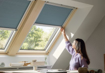 Nowe wewnętrzne rolety elektryczne i solarne VELUX
