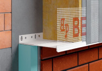 Mostek termiczny nad cokołem