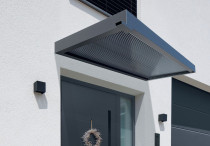 Rozwiązania do osłony i ochrony drzwi wejściowych, tarasów i przestrzeni przydomowych