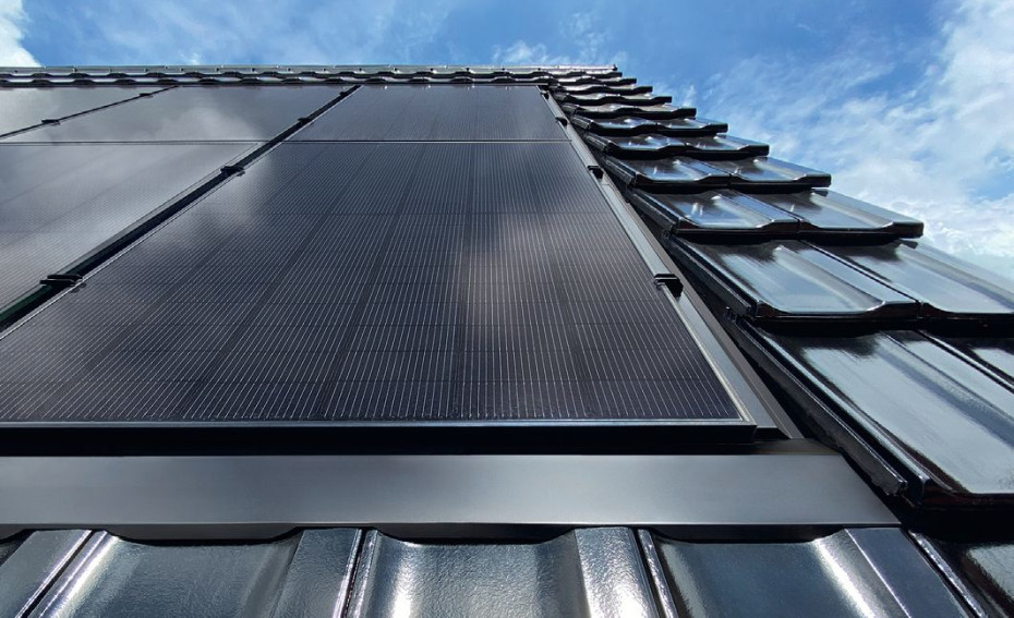 Zintegrowany system fotowoltaiczny SunLACE dla dachówek swissporTON