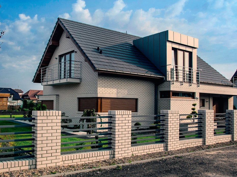 Dach na pokolenia. Dlaczego warto wybrać dachówkę ceramiczną?