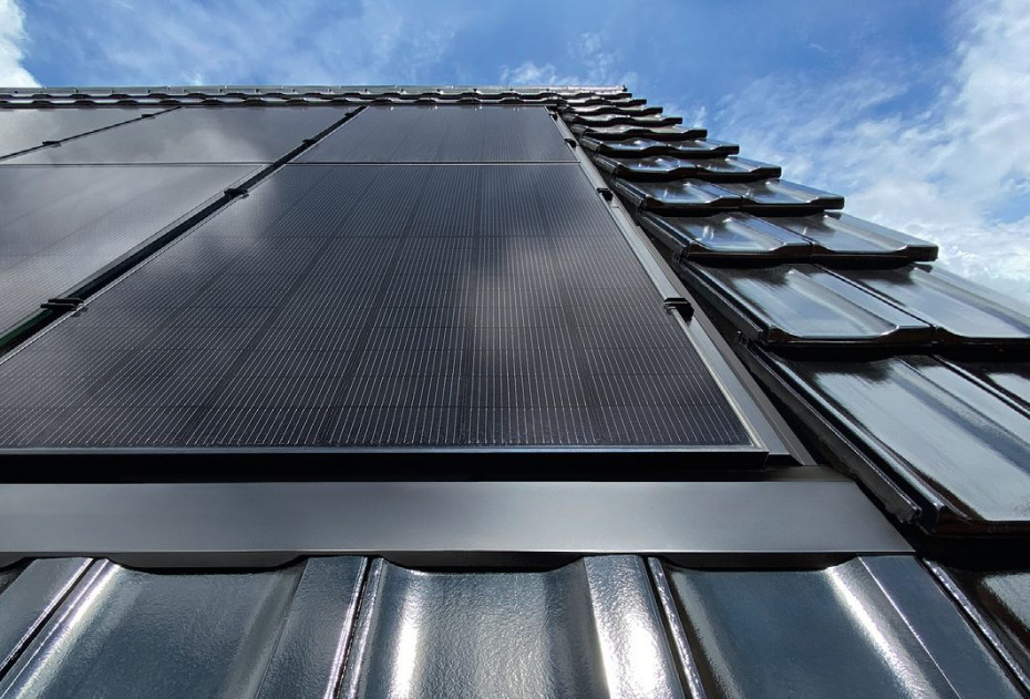 Zintegrowany system fotowoltaiczny SunLACE dla dachówek swissporTON