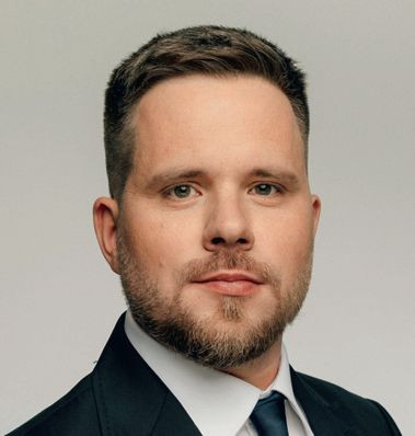 Nie tylko klimatyzacja. Zewnętrzne osłony pomagają ograniczyć przegrzewanie budynków