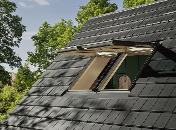Nowe klapowo-obrotowe okna dachowe VELUX - panoramiczny widok i wysoki komfort użytkowania