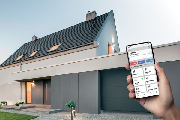 Komfort, bezpieczeństwo i automatyzacja - zalety elektrycznych okien dachowych FAKRO
